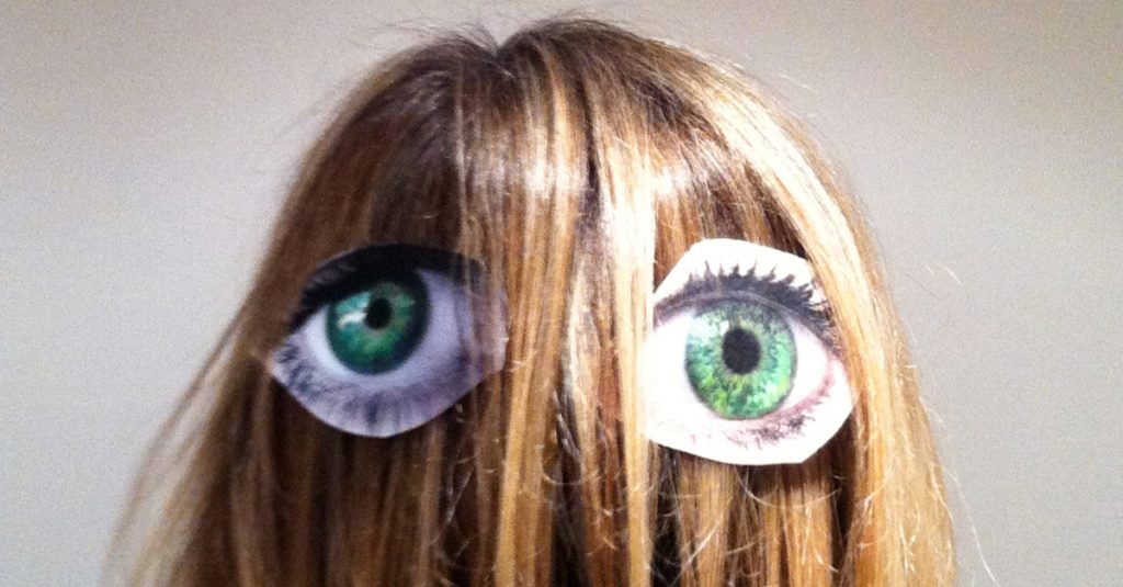 Eyes-in-the-back-of-her-hea